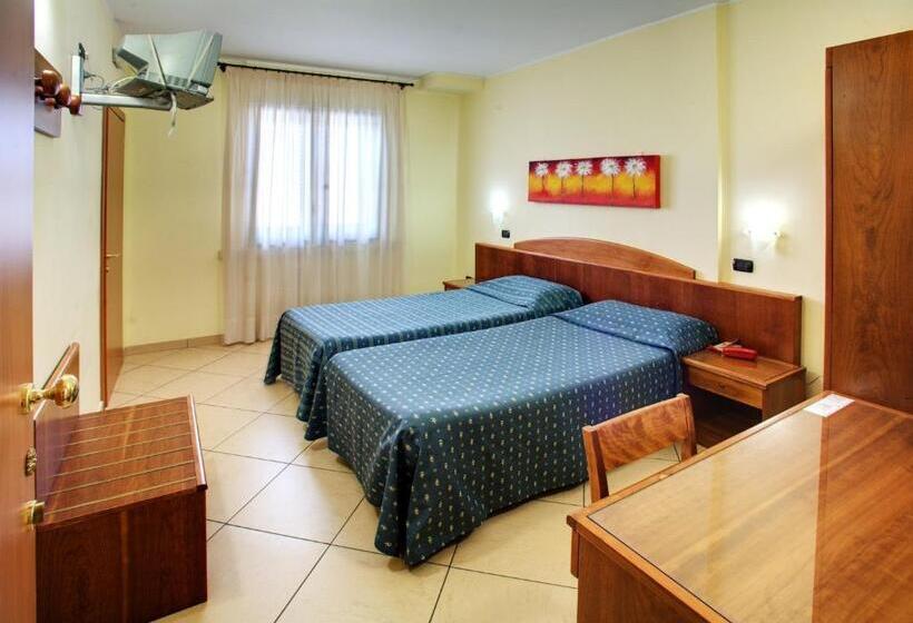 Трехместный Номер Классика, Lo Scacciapensieri Hotel & Restaurant