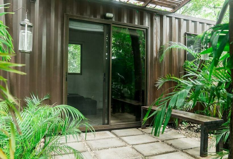 اتاق استاندارد سه تخته با چشم‌انداز استخر, Green Sanctuary