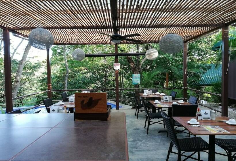 اتاق استاندارد سه تخته با چشم‌انداز استخر, Green Sanctuary