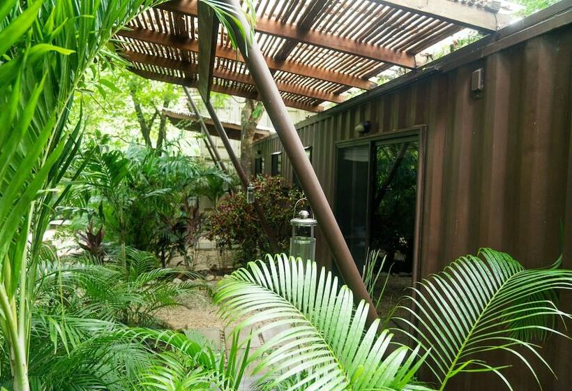 اتاق استاندارد سه تخته با چشم‌انداز استخر, Green Sanctuary