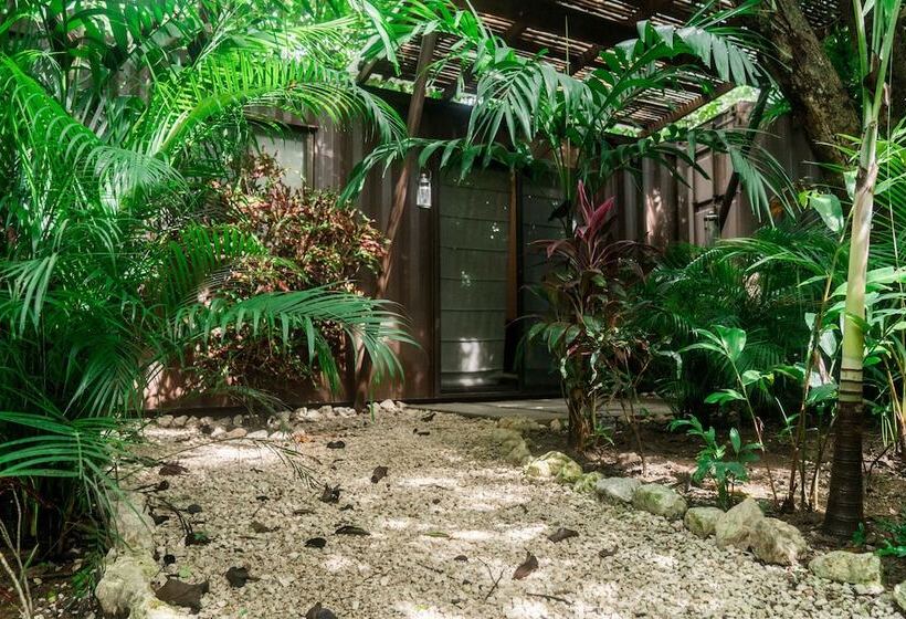 اتاق استاندارد سه تخته با چشم‌انداز باغ, Green Sanctuary