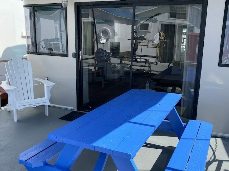 Дом 4 Спальни, Mangrove Marina And Resort Aqualodge Houseboats