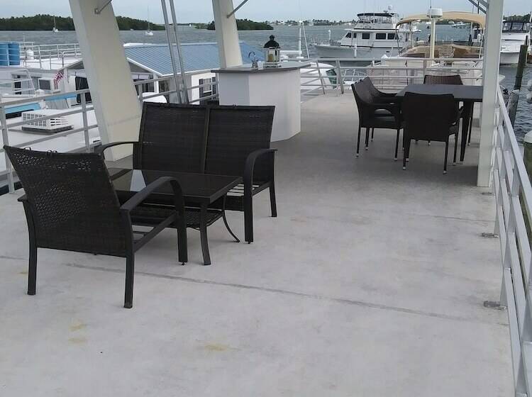 Люкс Deluxe 3 Спальни, Mangrove Marina And Resort Aqualodge Houseboats