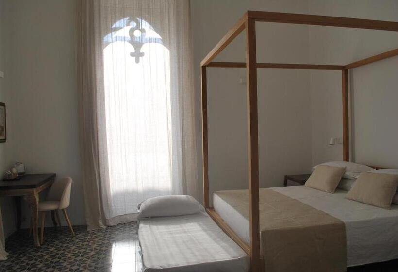اتاق لوکس با بالکن و چشم‌انداز دریا, Palazzo Del Cavaliere