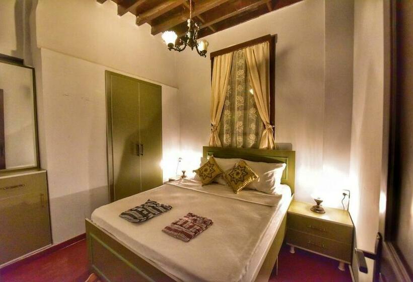 اتاق استاندارد با سرویس بهداشتی مشترک, Lords Hostel & Pub