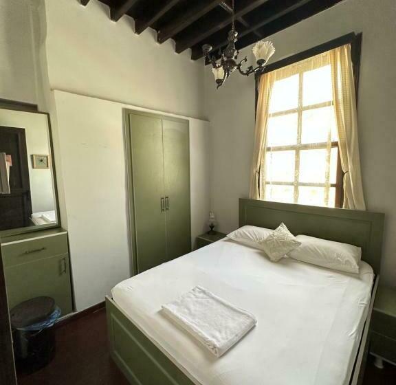 اتاق استاندارد با سرویس بهداشتی مشترک, Lords Hostel & Pub