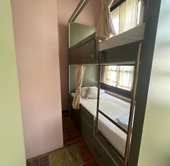 اتاق چهار تخته با دستشویی مشترک, Lords Hostel & Pub