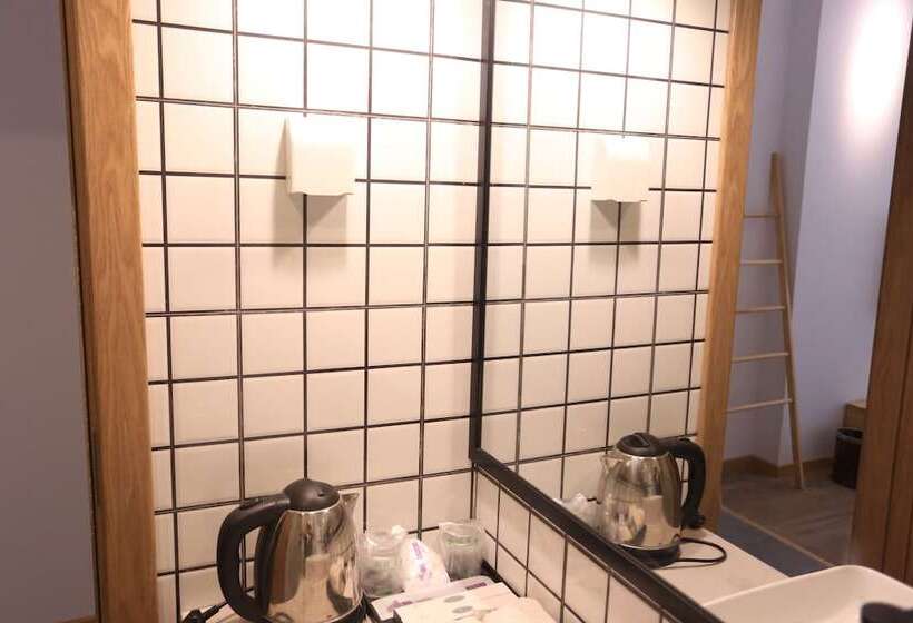 اتاق لوکس, Lab Hostel