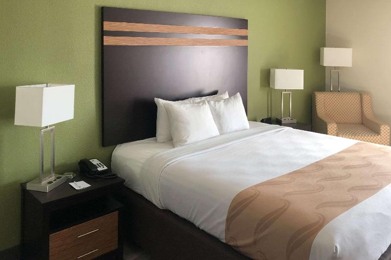 스위트 킹사이즈 침대, Quality Inn & Suites