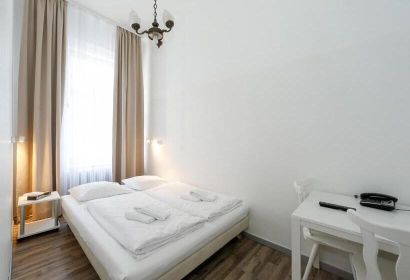 اتاق استاندارد با سرویس بهداشتی مشترک, Very Central, 5 Min To City Center, Self Check In