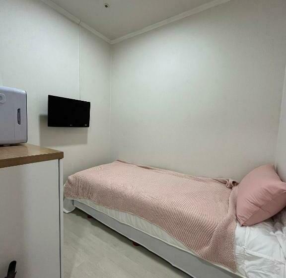 غرفة قياسية فردية, The Stay Cube House   Female Only
