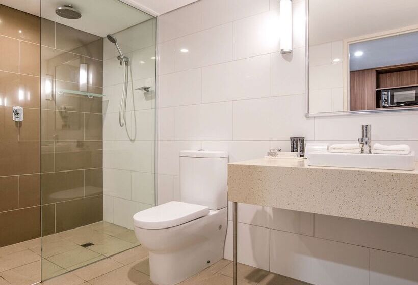 Superior suite with balcony, Mantra Gladstone