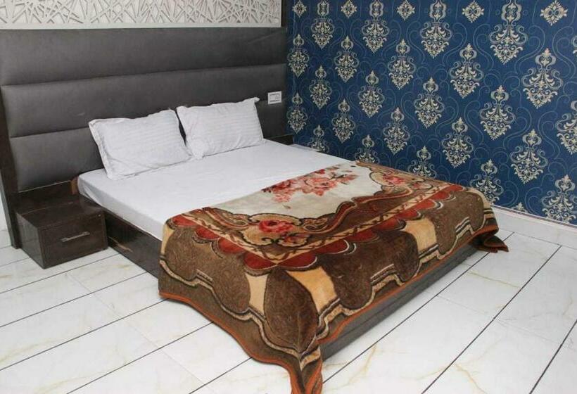 اتاق کلاسیک سه تخته, O Food Plaza