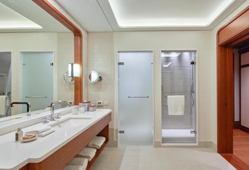 سوییت با چشم‌انداز دریا, Regent Porto Montenegro & Residences