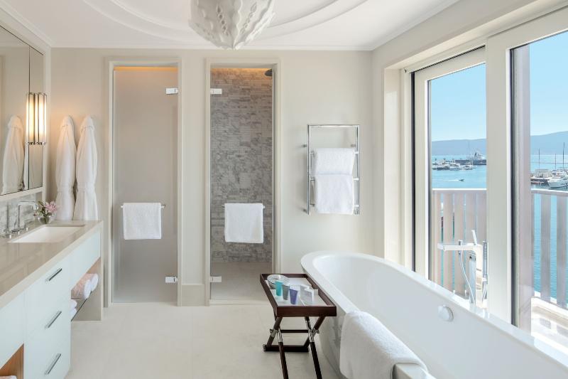 سوییت با چشم‌انداز دریا, Regent Porto Montenegro & Residences
