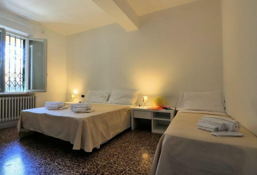 Номер Стандарт Трехместный, Bed And Parking Cecina Rooms