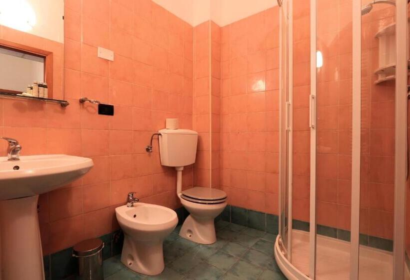 Четырехместный Номер Стандарт, Bed And Parking Cecina Rooms
