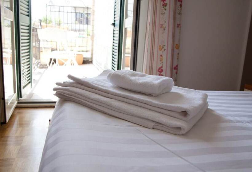 חדר סטנדרט לשלושה, Albergo Da Benedetta