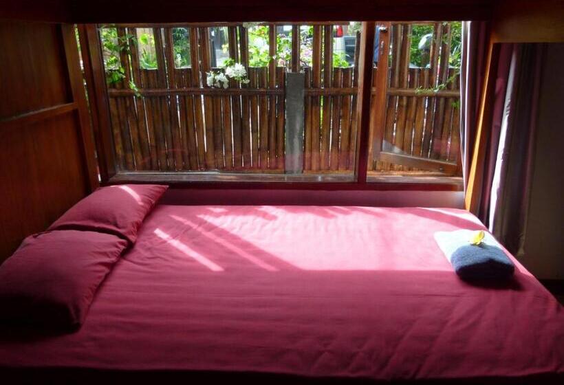 Кровать в Общей Комнате, Laki Uma Villa  Male Only