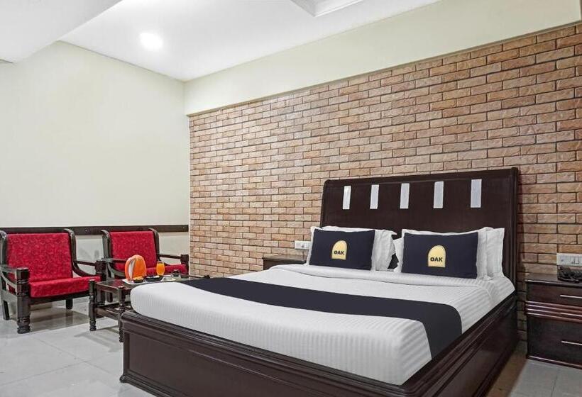 Номер Deluxe, Super Townhouse Oak Gharonda Residency Near Sant Tukaram Nagar Metro Station
