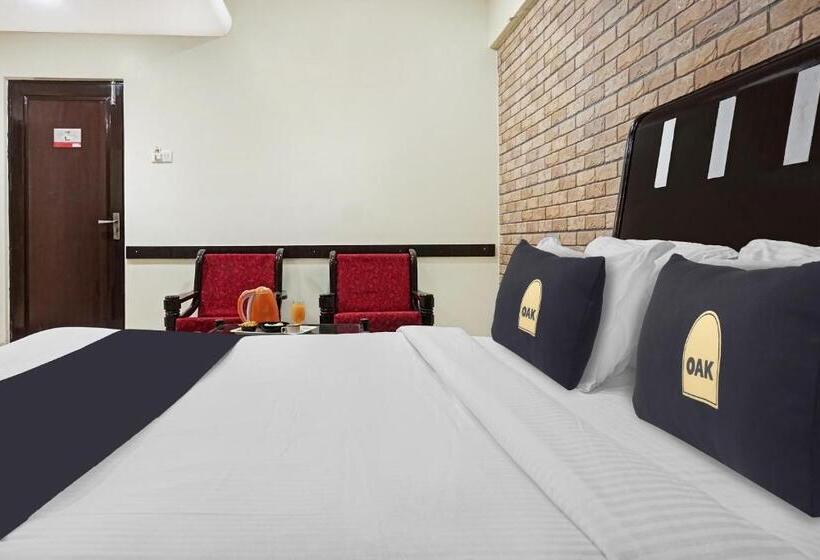 Номер Deluxe, Super Townhouse Oak Gharonda Residency Near Sant Tukaram Nagar Metro Station