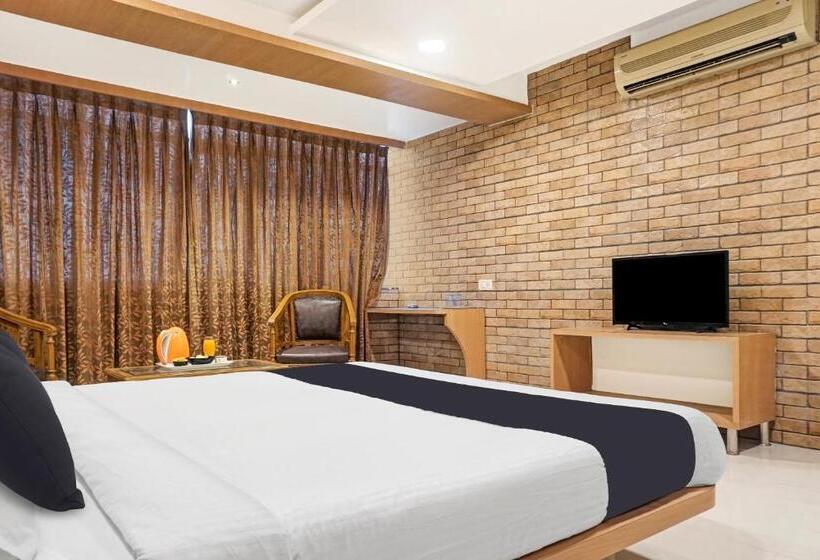 Люкс, Super Townhouse Oak Gharonda Residency Near Sant Tukaram Nagar Metro Station
