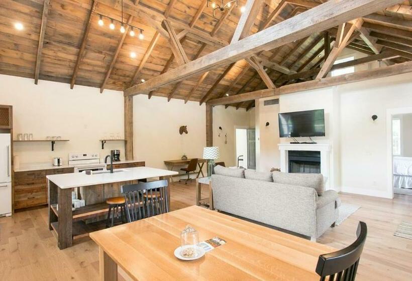 Люкс, Farmhouse Suites By Amish Country Lodging