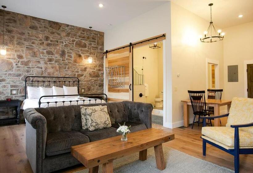 Люкс Кровать Кинг, Farmhouse Suites By Amish Country Lodging