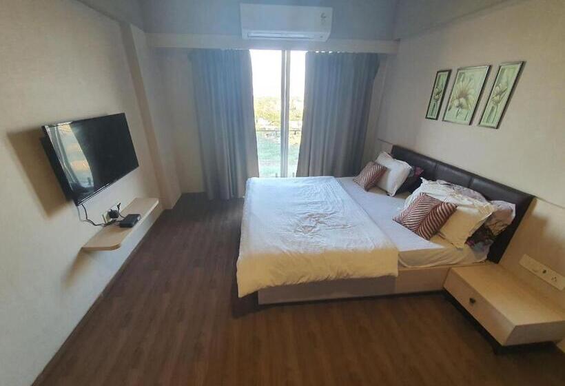 اتاق لوکس خانوادگی, Weekend Address Managed By P.c Homes