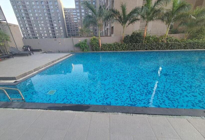 اتاق لوکس خانوادگی, Weekend Address Managed By P.c Homes