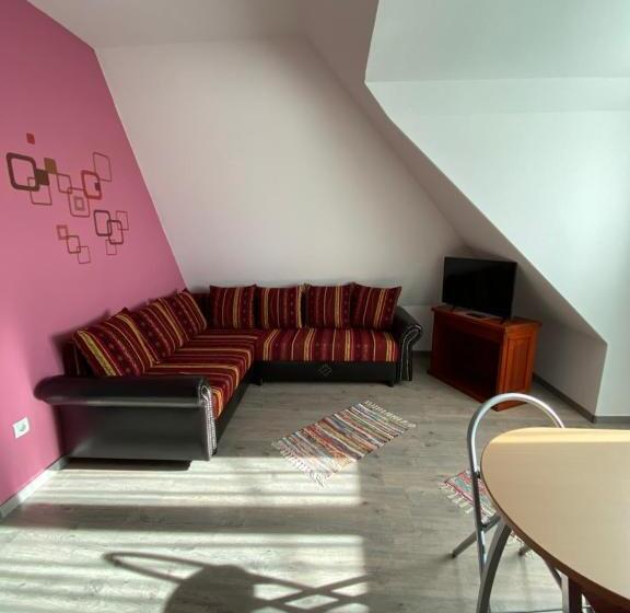 اتاق دوبلکس, Platán Apartmanház