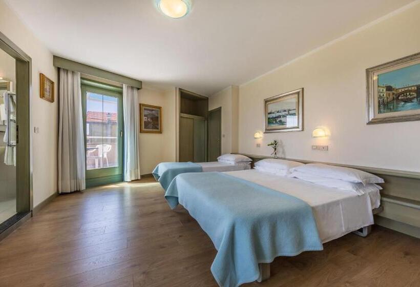 Номер Стандарт Трехместный, Aviano Palace