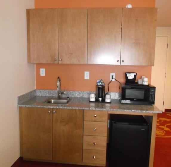 Люкс Кровать Кинг, Days Inn & Suites By Wyndham Caldwell