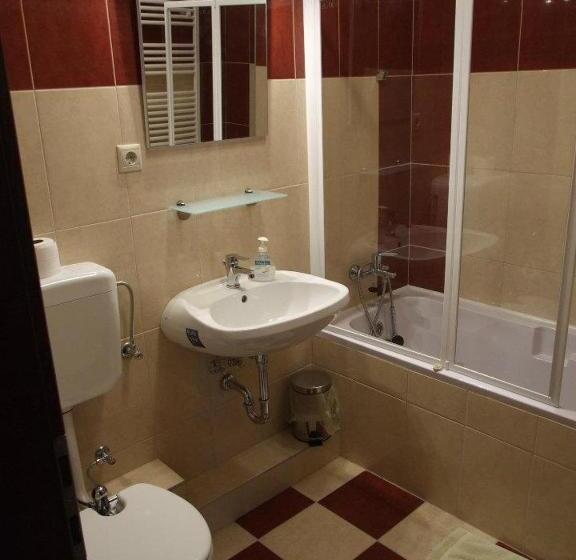 Family Suite, Diána