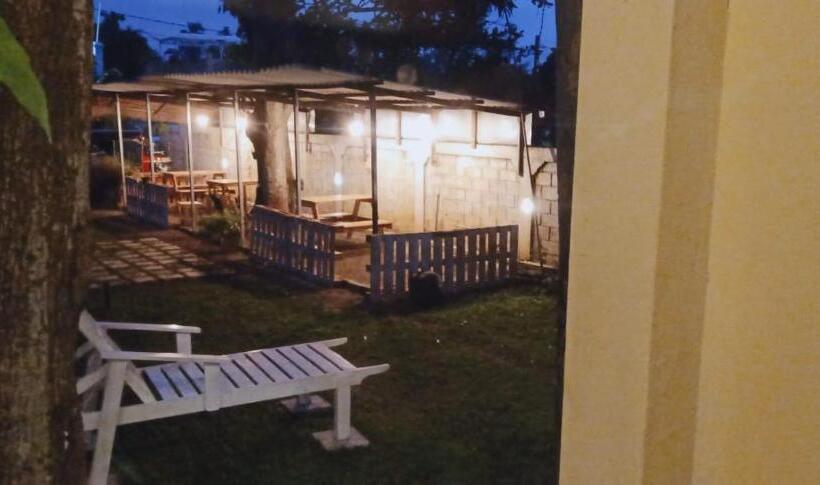 اتاق استاندارد با چشم‌انداز باغ, Petit Guest House