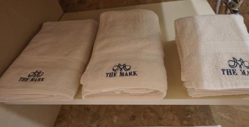 اتاق لوکس, The Mark