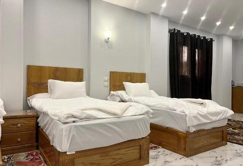سوئیت جونیور با چشم‌انداز باغ, Life Pyramids Inn