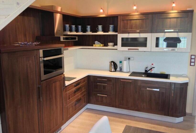 آپارتمان 1 خوابه با بالکن, Lake View Apartments Near Golf Resort Kunětická Hora, Dříteč