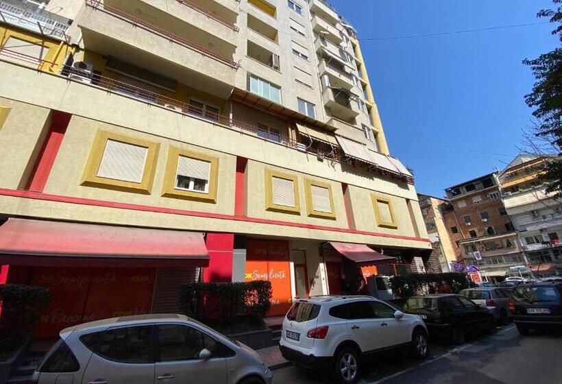 اتاق ساده سه‌ نفره, Retreat Apartments