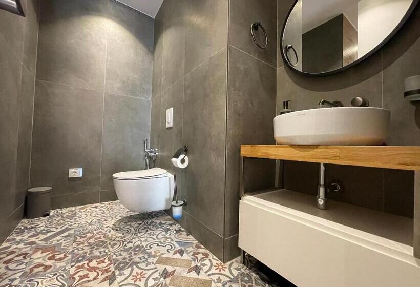 اتاق ساده سه‌ نفره, Retreat Apartments