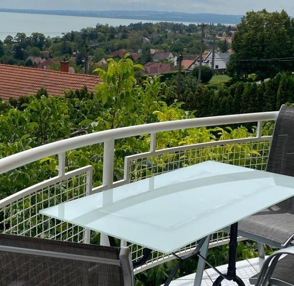 1 Bedroom Apartment Lake View, Tóranéző Ház