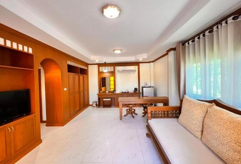 اتاق سوپریور با تخت بزرگ, Huen Him Kong Hotel Phrae