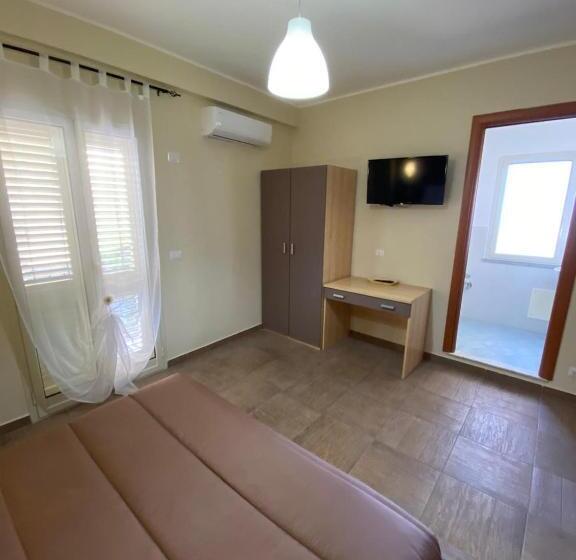 اتاق لوکس با بالکن و چشمانداز دریا, Nick & Santo S Holiday Homes B&b