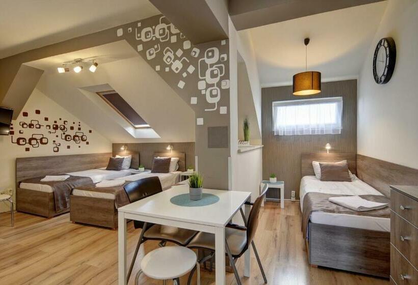 استودیوی استاندارد, Familia Panzió & Apartmanház Győr