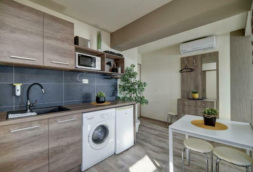 استودیوی استاندارد, Familia Panzió & Apartmanház Győr