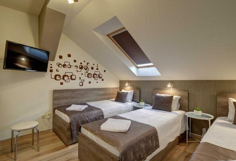استودیوی استاندارد, Familia Panzió & Apartmanház Győr