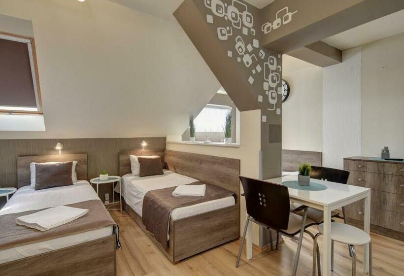 استودیوی استاندارد, Familia Panzió & Apartmanház Győr