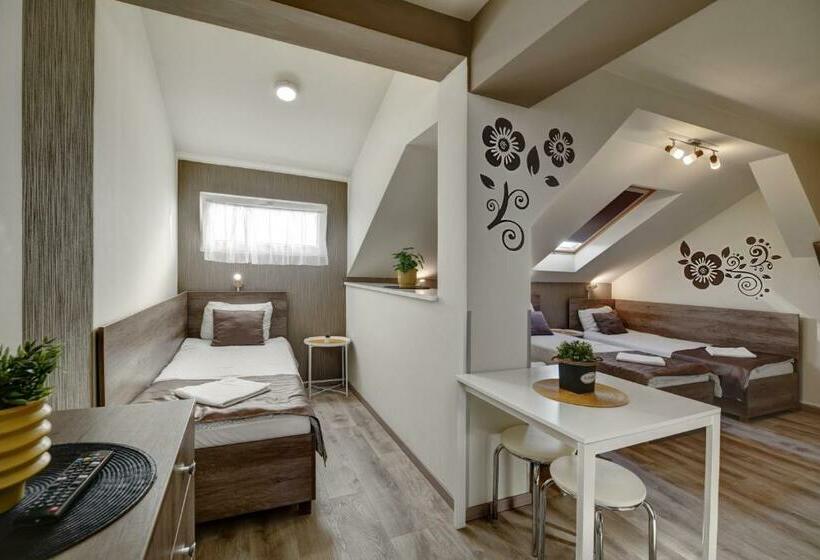 استودیوی استاندارد, Familia Panzió & Apartmanház Győr