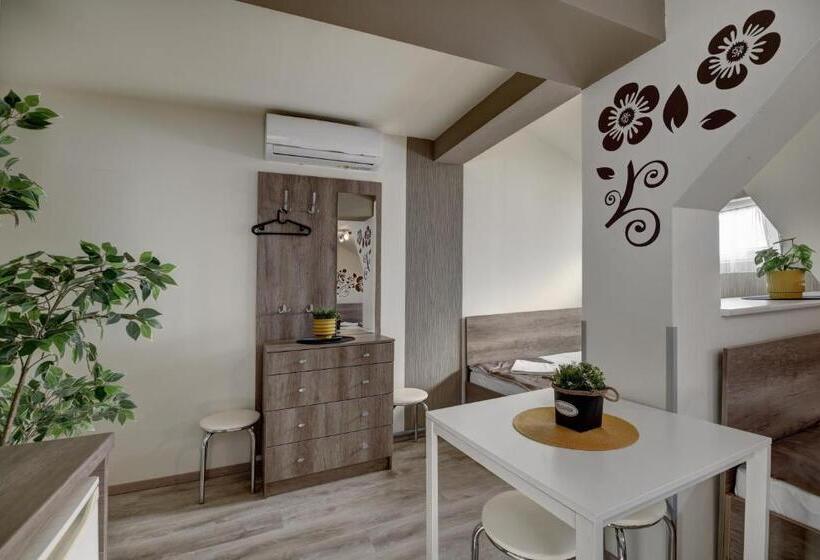 استودیوی استاندارد, Familia Panzió & Apartmanház Győr
