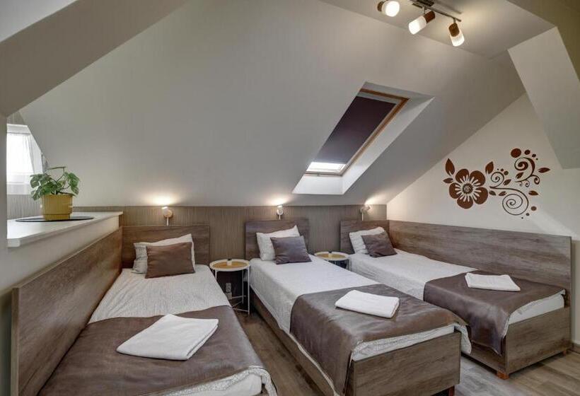 استودیوی استاندارد, Familia Panzió & Apartmanház Győr